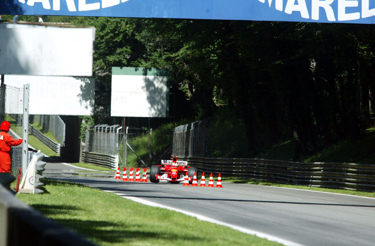 L.Burti vėl "Ferrari" bolide