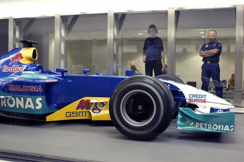 J.Villeneuve’as lankėsi „Sauber“ gamykloje