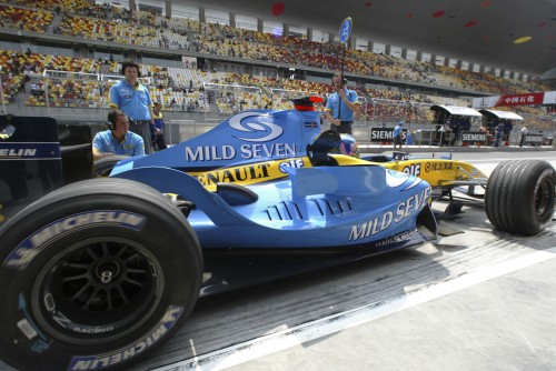 „Renault“ tiria, ar verta dalyvauti „Formulėje-1“