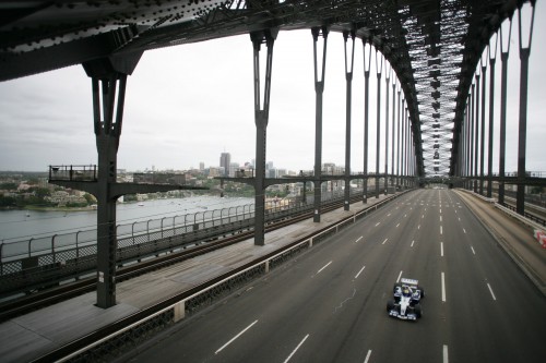 „Formulės-1“ bolidas – ant tilto Sidnėjuje