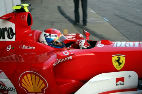 „Ferrari“ bando naująjį V8 variklį