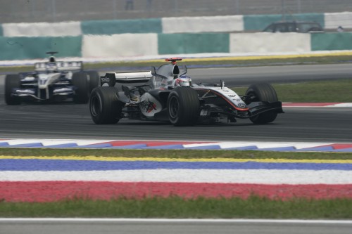 „McLaren“ kankino problemos su padangomis