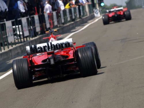 „Marlboro“ mokėtų „Ferrari“ pilotams algas