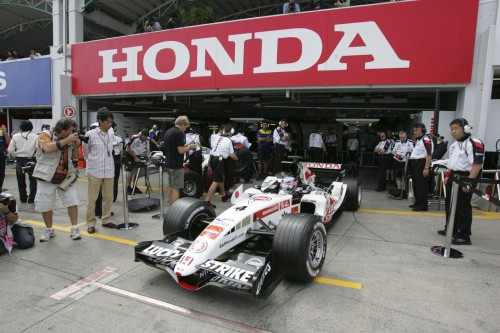 “Honda” rems “Super Aguri” ekipą
