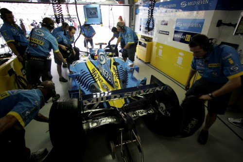 Vėlyvas variklio debiutas nejaudina „Renault“
