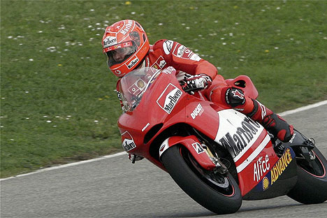 M. Schumacheris sužibėjo važiuodamas motociklu