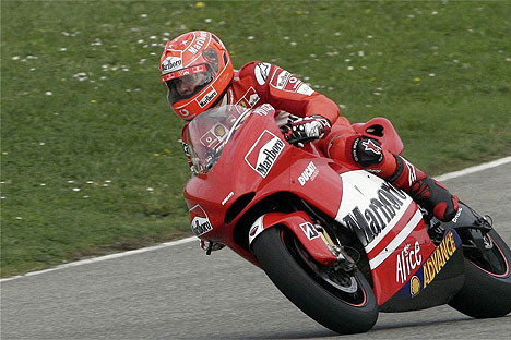 M.Schumacheris išbandė „MotoGP“ motociklą