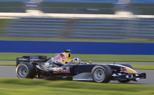 D.Coulthardas išbandė naująjį „Red Bull RB2“