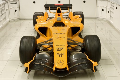 „McLaren“ pristatė oranžine spalva nudažytą bolidą