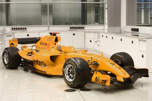 „McLaren“ bandymuose naudoja V10 variklius