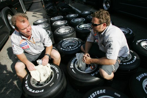 G.Willis taip pat sunerimęs dėl „Bridgestone“