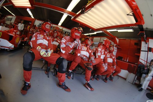 „Ferrari“ nenuleidžia rankų