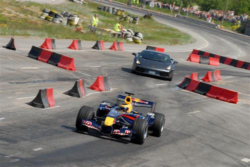 Estijos gatvėse - „Red Bull“ bolidas