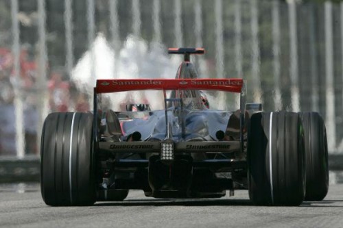 „McLaren“ startai stebina varžovus