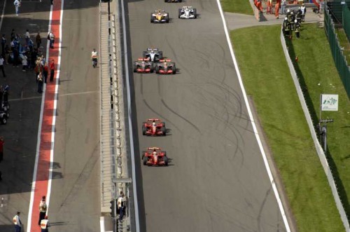 L. Hamiltonas nepatenkintas F. Alonso veiksmais starte