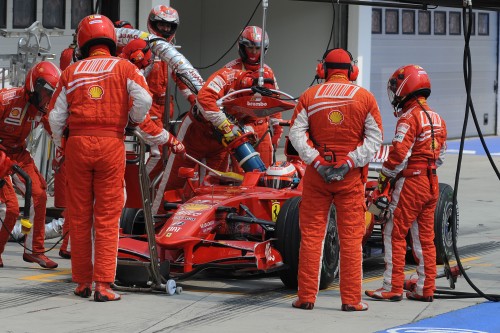 „Ferrari“ sustojimai boksuose varžovams pasirodė įtartini