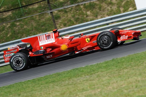 „Ferrari“ turi išteklių dviems bolidų projektams
