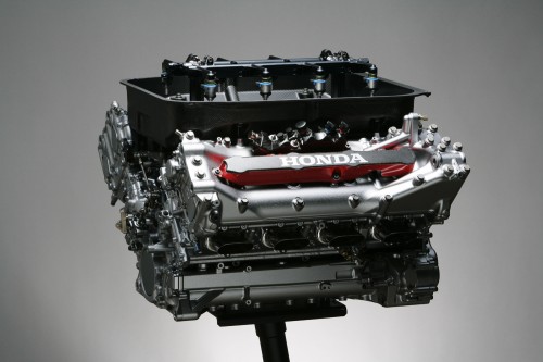 B. Ecclestone‘as siūlo grįžti prie V8 variklių