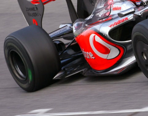 „McLaren“ nustebino nauju bolido dugnu