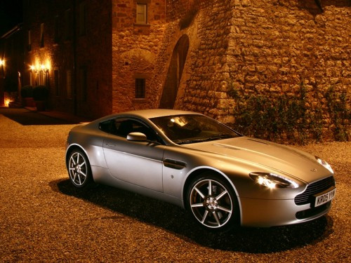 „Aston Martin“ žvalgosi į „Formulę-1“