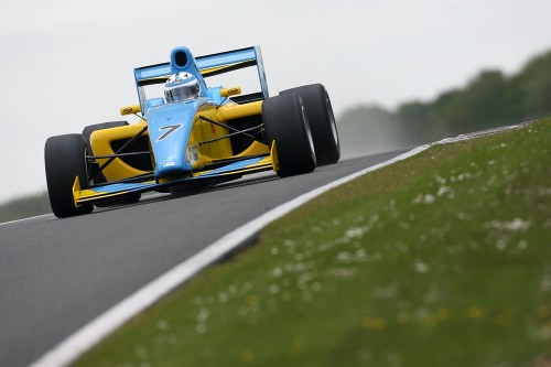 F-2. Bandymuose Silverstone greičiausias – H. Surteesas