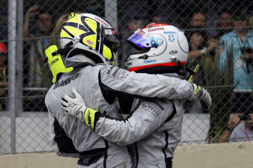 R. Barrichello paskolino J. Buttonui savo lėktuvą