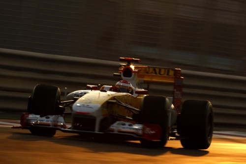 „Renault“ komanda traukia du pirkėjus