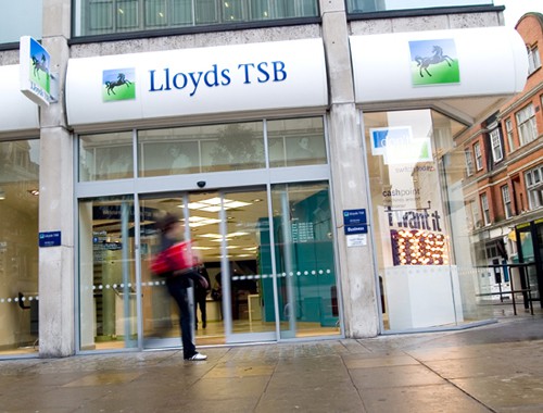 „Lloyds“ bankas įsigijo dalį „Virgin“ komandos akcijų