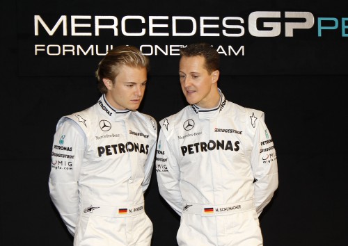 „Mercedes“ žada lenktynininkų lygybę