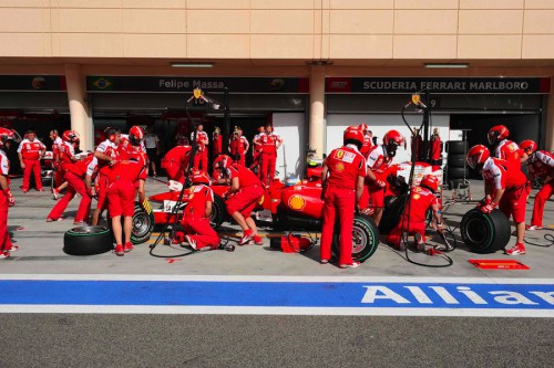 FIA stebi F-1 komandų darbą boksuose