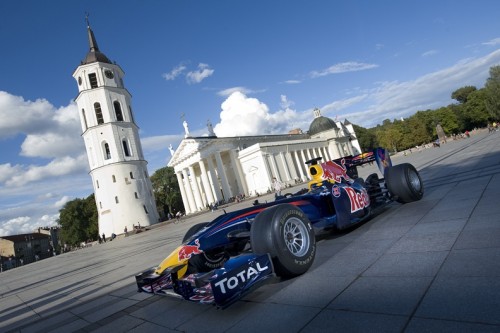 „Red Bull“ bolidas tęsia kelionę po Vilniaus gatves