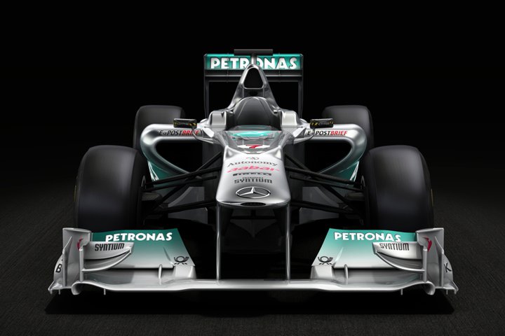 “Mercedes” paskelbė pirmąją W02 bolido nuotrauką