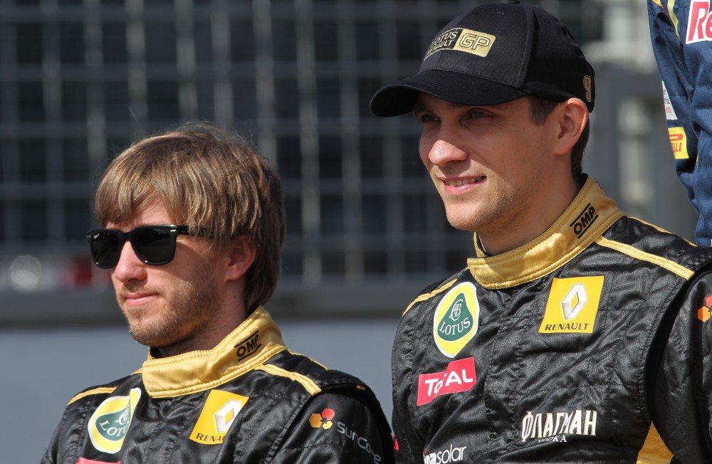 „Renault“ pilotams – aukso spalvos kostiumai