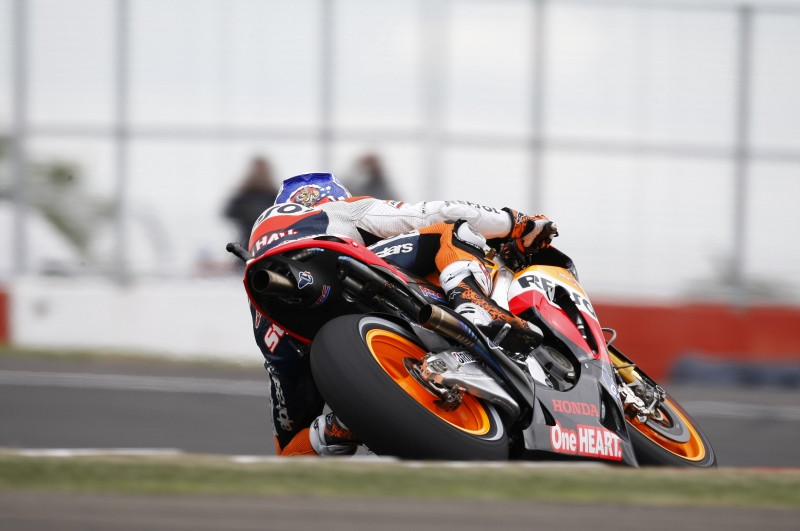 MotoGP. Šlapiame Silverstoune – avarijų gausa