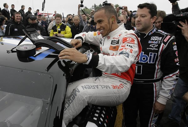L. Hamiltonas išbandė NASCAR techniką