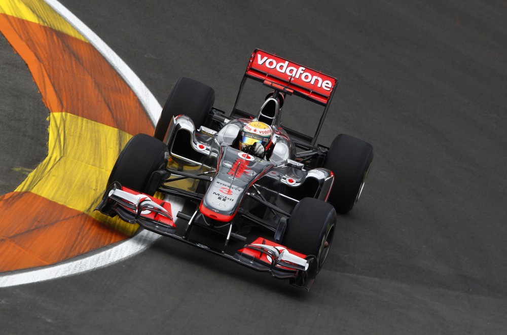 „McLaren“ teks modifikuoti priekinį sparną