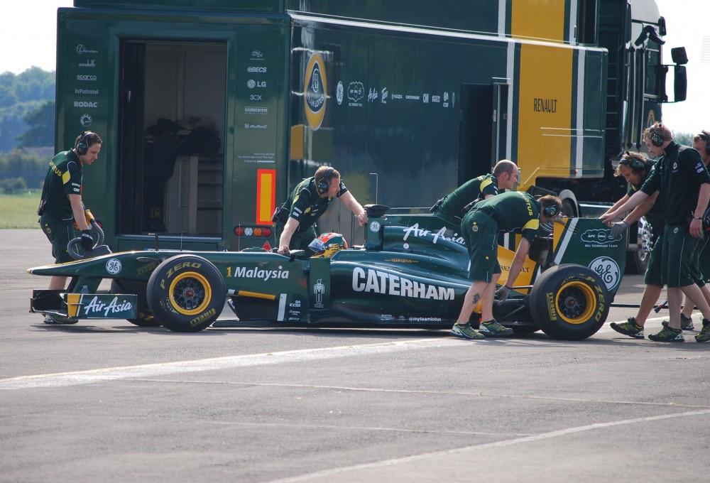 Ant „Lotus“ bolidų – „Caterham“ reklama