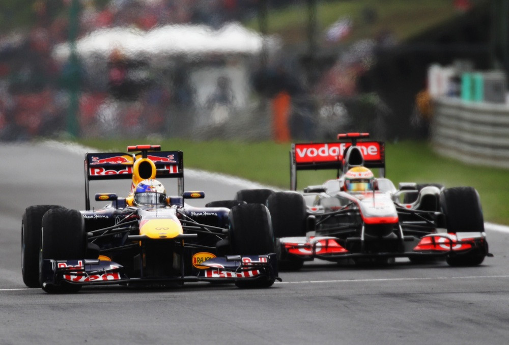 Varžovai išsijuosę kopijuoja „Red Bull“ bolido stovėseną?