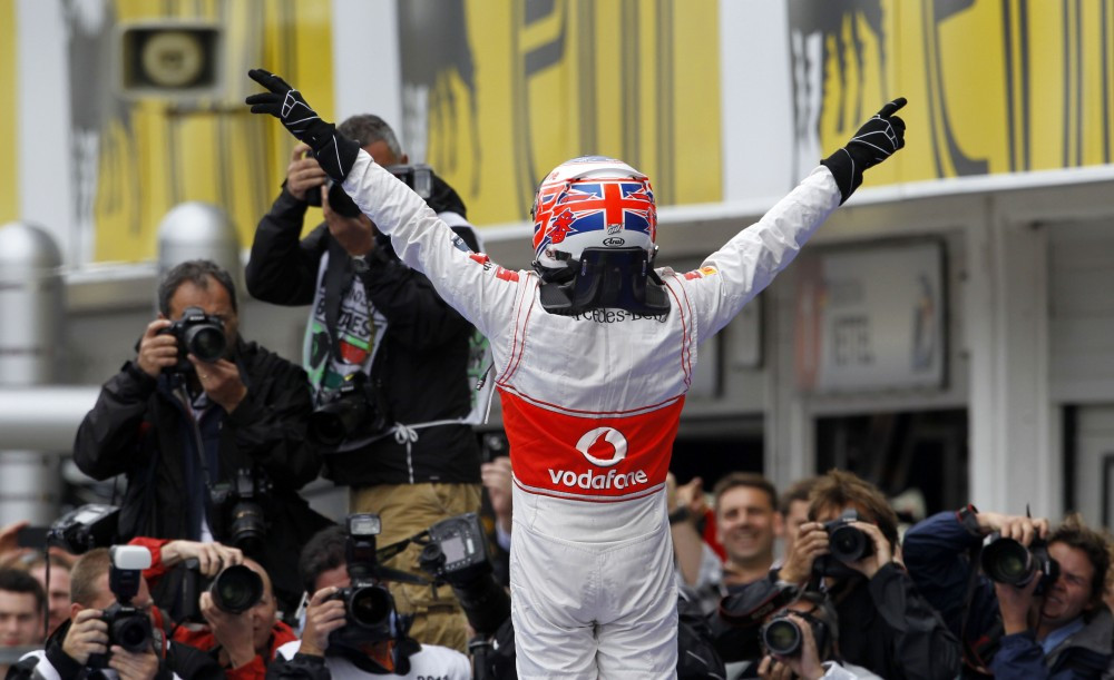 J. Buttonas toliau siejamas su „Ferrari“