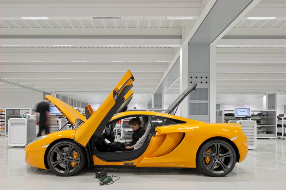 „McLaren“ atidarė sportinių automobilių gamyklą