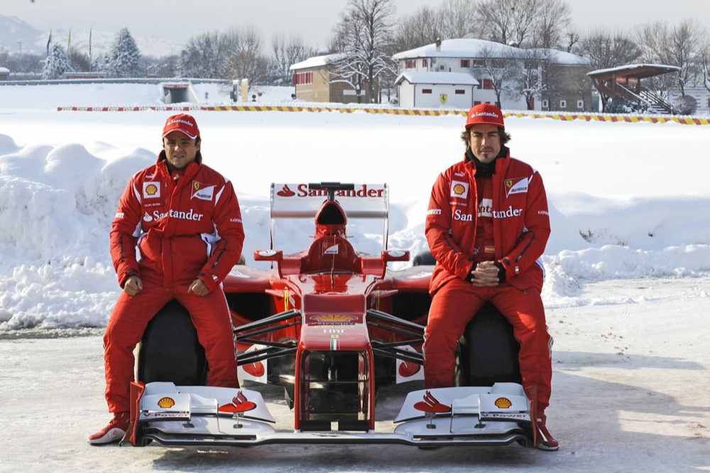 Naujasis „Ferrari“ išridentas ant sniego