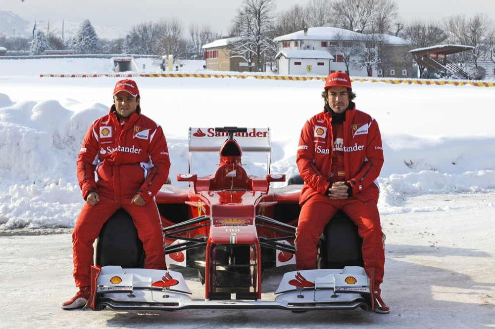 Naujasis „Ferrari“ išridentas ant sniego