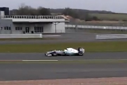 „Mercedes“ jau mėgina savo naująjį bolidą