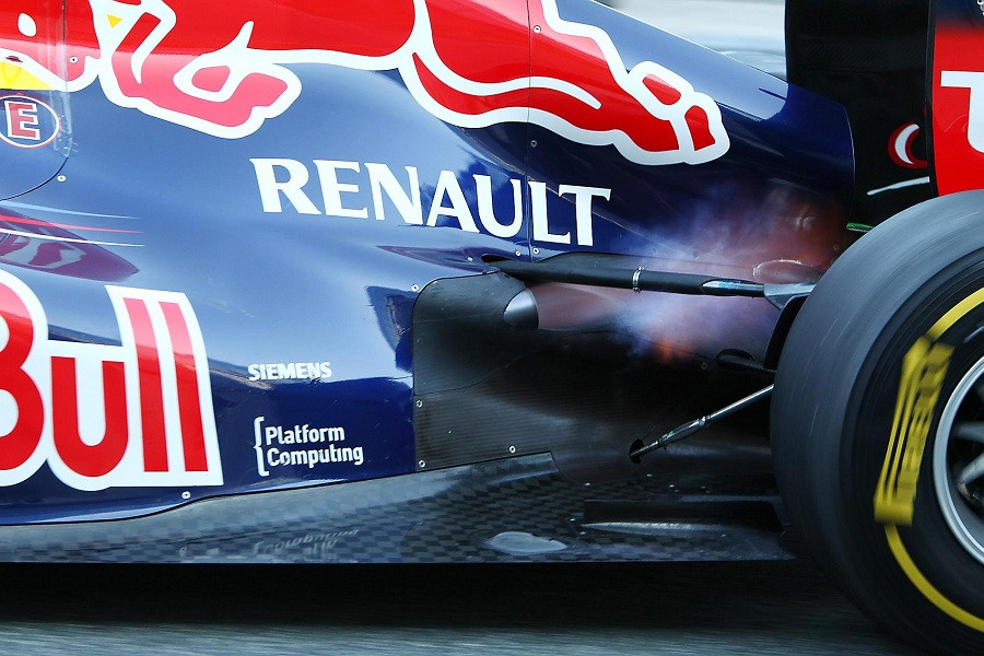 „Red Bull“ bolide – vėl gudrus išmetimas?
