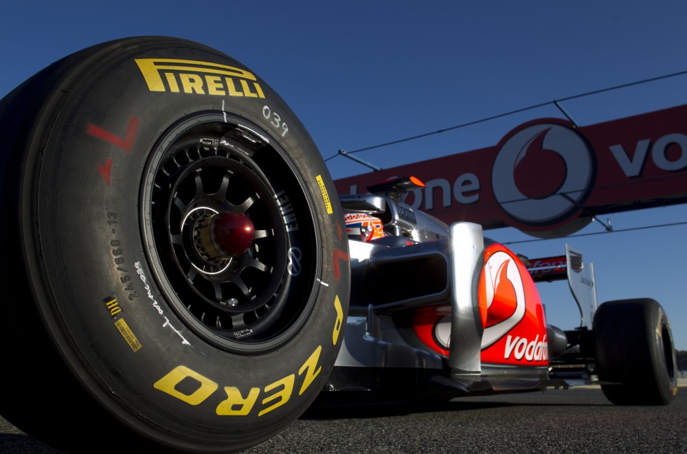 „McLaren“ planuose - „Pirelli“ padangų bandymai