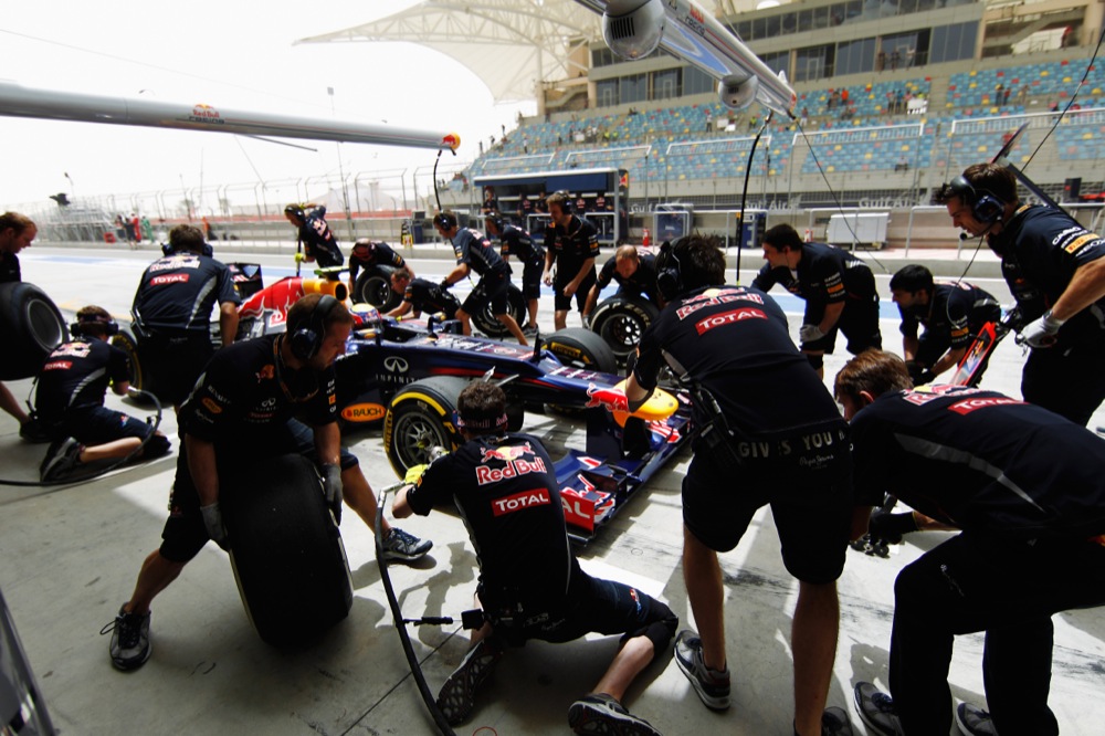 „Red Bull“ pilotų lenktynes sujaukė priekinių sparnų problemos