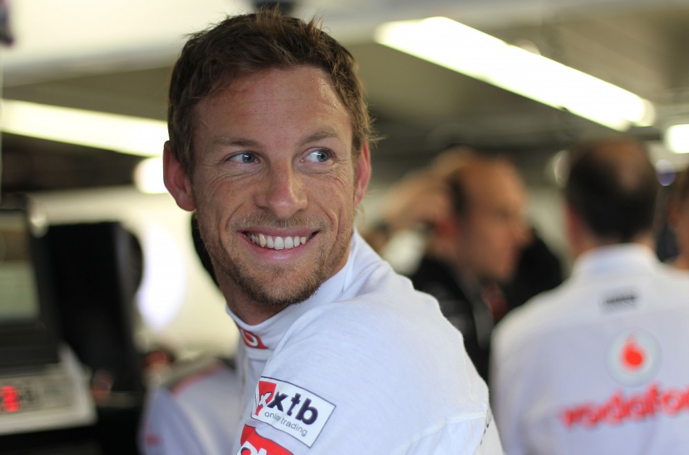 J. Buttonas tikras „McLaren“ konkurencingumu Silverstoune