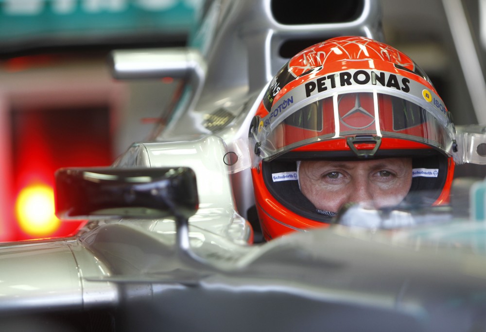 Mėnesis po incidento: M. Schumacheris pradedamas budinti iš komos