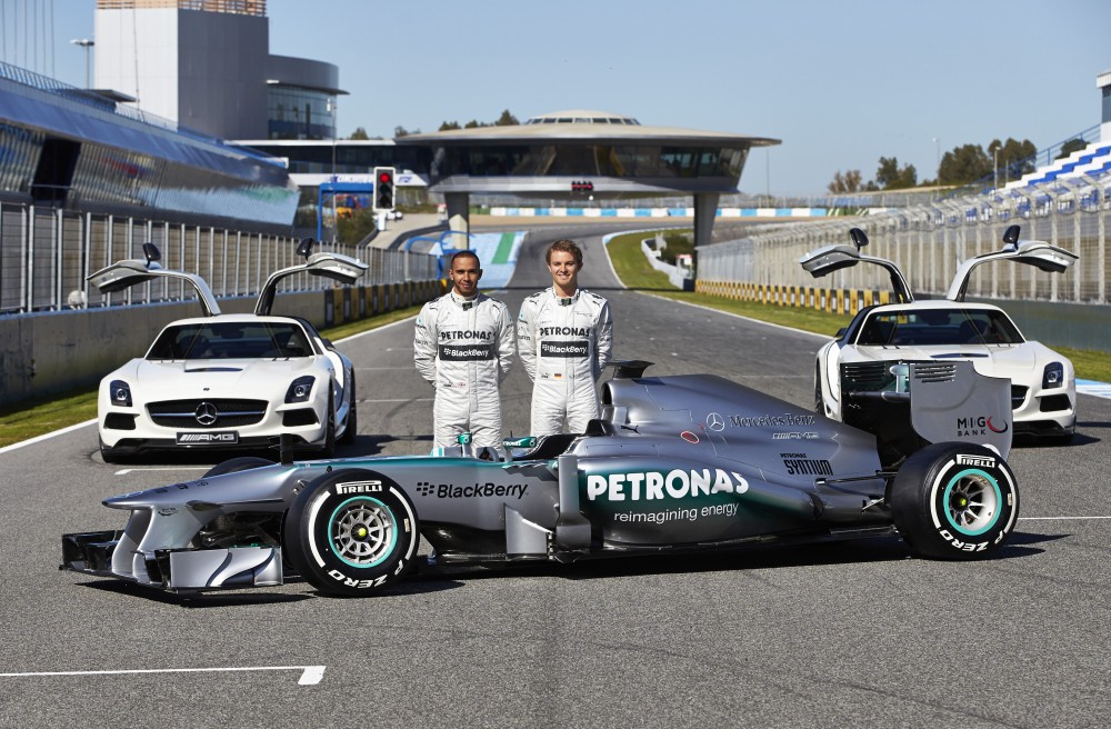 „Mercedes F1 W04“ išriedėjo į Jerezo trasą