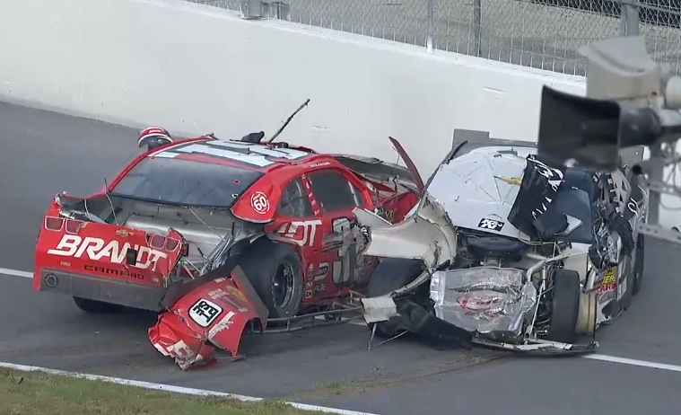 Kraupi avarija NASCAR lenktynėse – sužeisti 28 žiūrovai